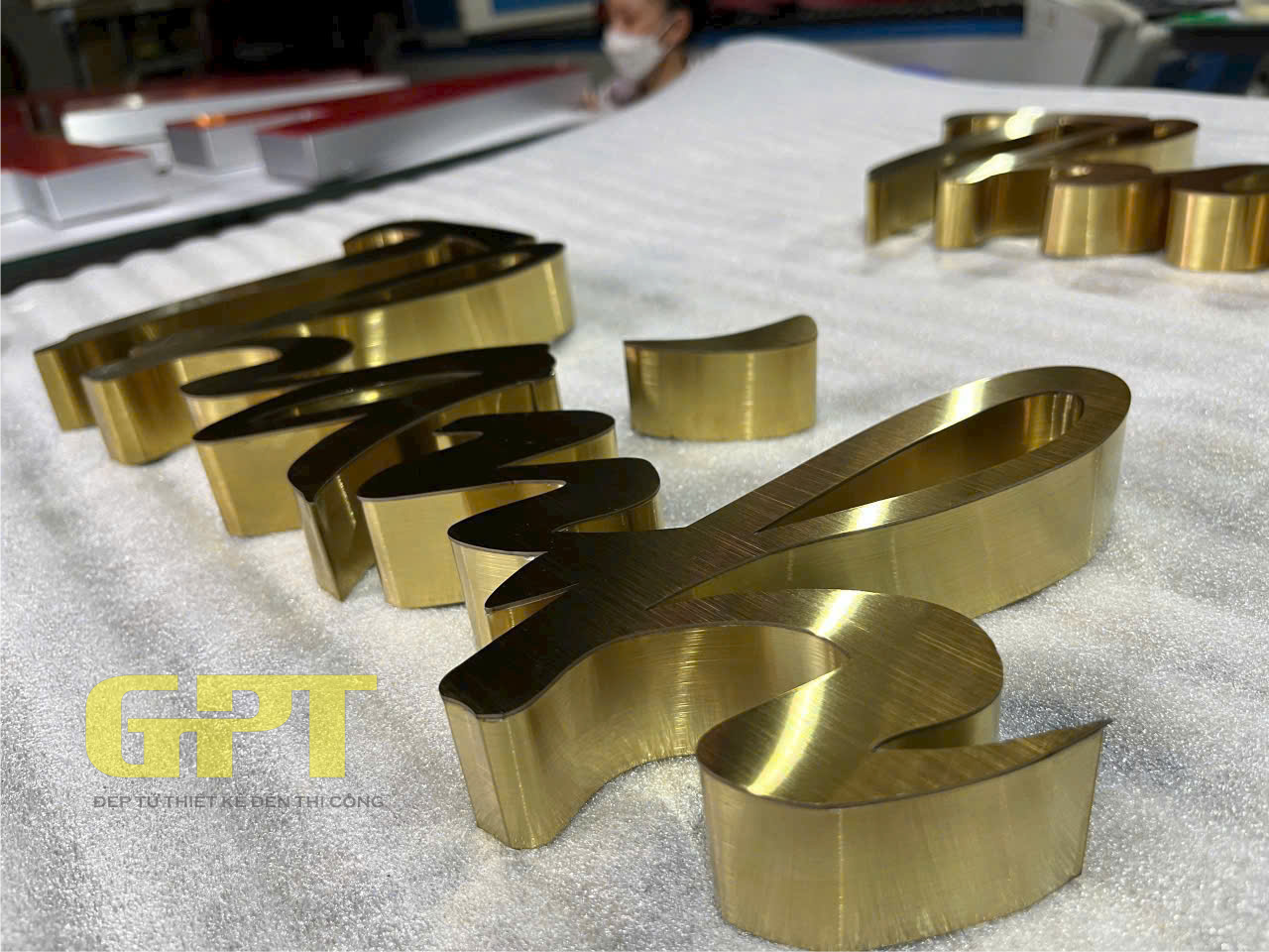 chu-inox-xươc-vang